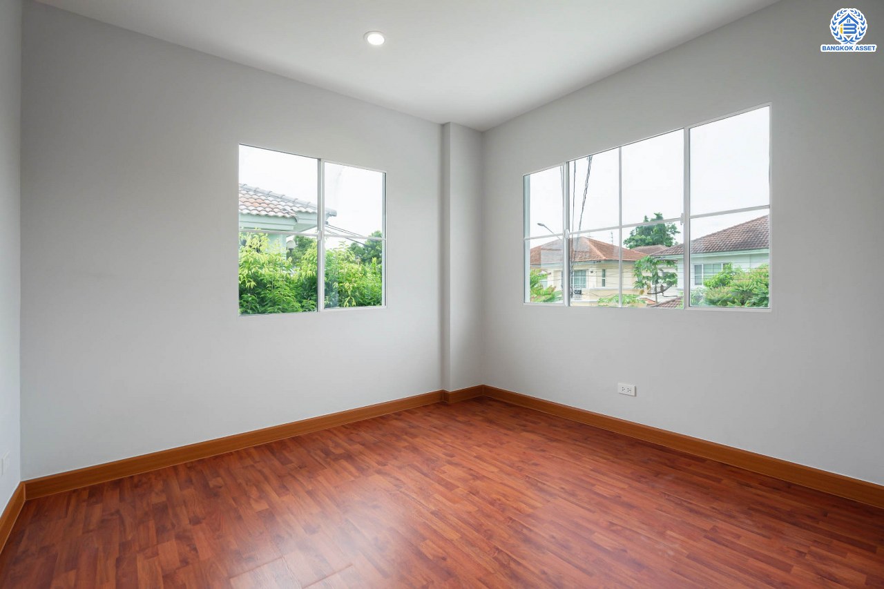 บ้านมือสองตกแต่งใหม่ แบรนด์ LH ม.มัณฑนา ราชพฤกษ์ เนื้อที่ 57.4 ตร.ว. ฟังก์ชัน 3 ห้องนอน 2 ห้องน้ำ จอดรถได้ 2 คัน พร้อมห้องอเนกประสงค์ 1 ห้อง สามารถปรับเปลี่ยนเป็นห้องทำงาน หรือห้องนอนได้ตามความต้องการ Facilities ตอบโจทย์ทุกกิจกรรม! บนทำเลใกล้วงเวียนพระราม5 เซ็นทรัลเวสต์เกต และรถไฟฟ้า "สถานีบางรักน้อยท่าอิฐ"